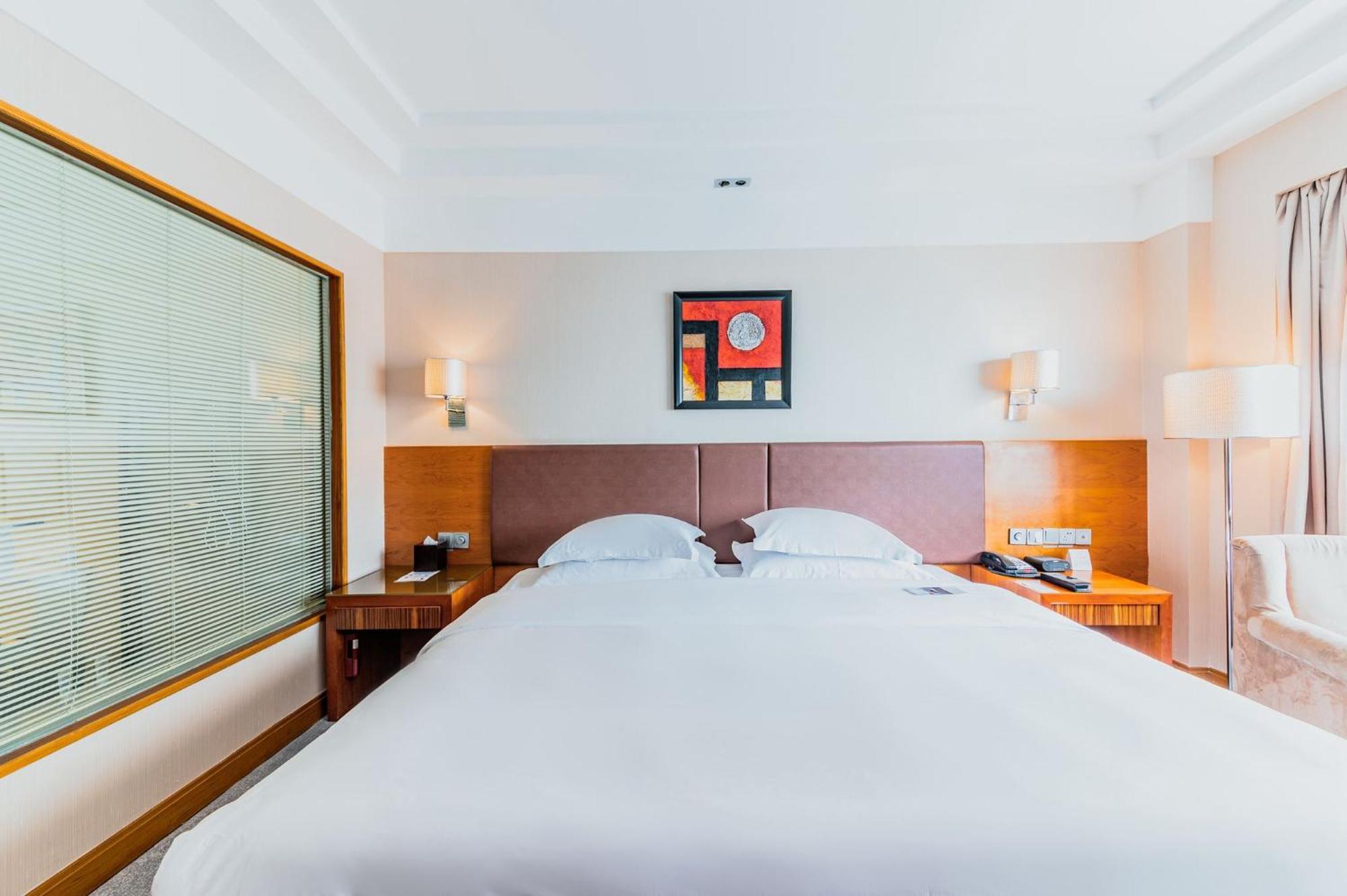 Crowne Plaza Center By Ihg - Near Railway Station