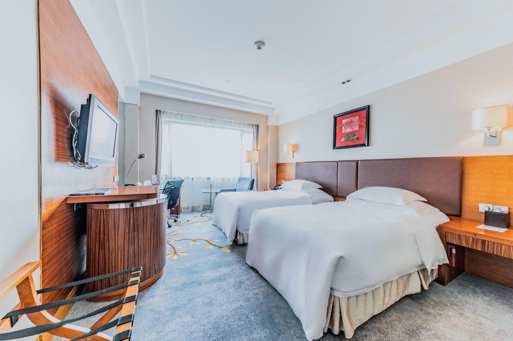 Hotel Crowne Plaza Center By Ihg - Near Railway Station